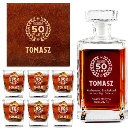 Zestaw karafka i szkalnki w drewnianej skrzynce GRAWER na prezent na 50 URODZINY