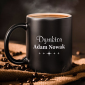 Czarny kubek z grawerem dla Dyrektora – personalizowany tekst