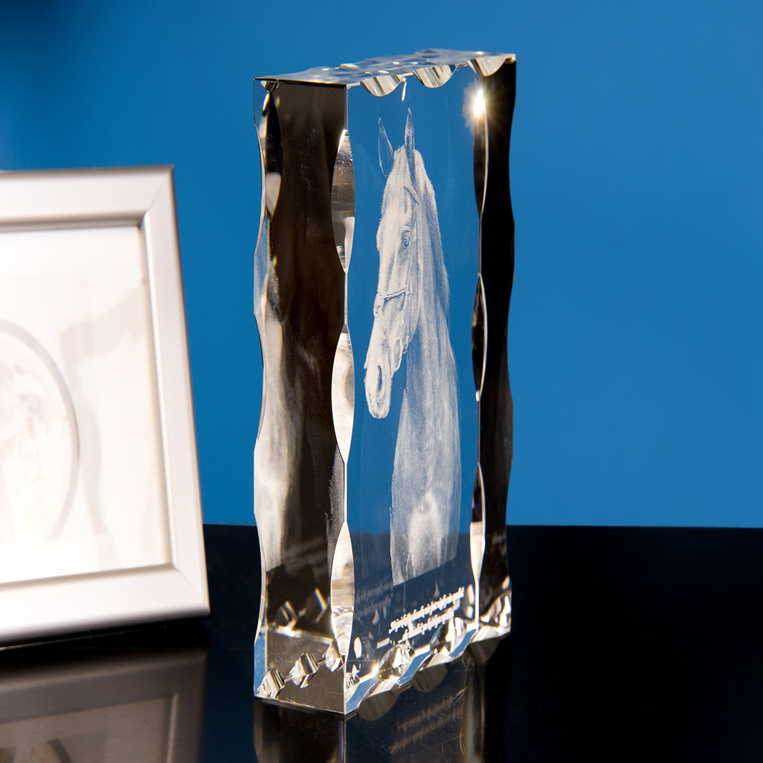 Prezent dla miłośnika koni - zdjęcie 3D konia wygrawerowane wewnątrz szklanej statuetki