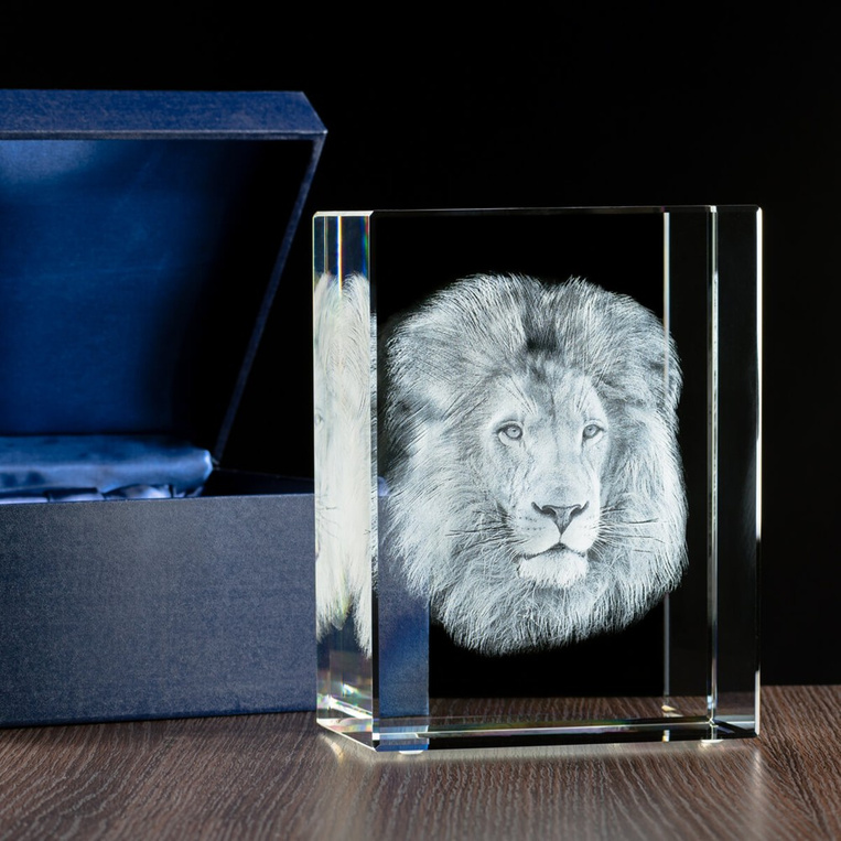 Statuetka 3D Lew z podświetleniem LED – trofeum z Wielkiej Piątki w szkle