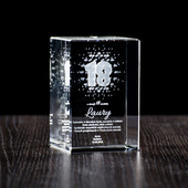 Prezent na 18-stkę - statuetka szklana z Twoją dedykacją