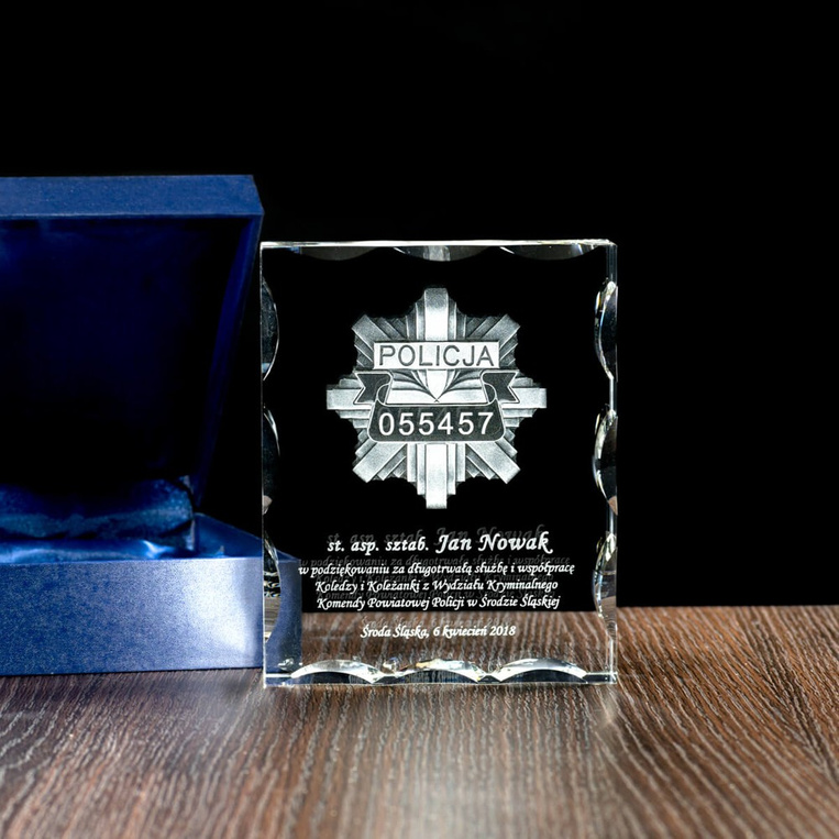 Podziękowania za służbę w Policji - odznaka 3D i dedykacja grawer w szkle