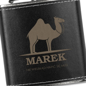 Piersiówka z grawerem IMIĘ + NIE WIELBŁĄD NAPIĆ SIĘ MUSI