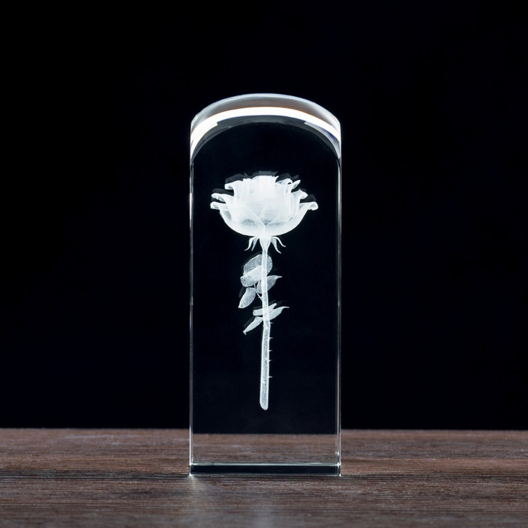 Róża 3D Wygrawerowana wewnątrz statuetki - PREZENT DLA NIEJ