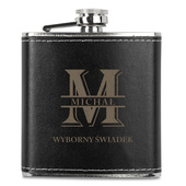 Piersiówka z grawerem dla świadka – WYBORNY ŚWIADEK, czarna skóra, prezent ślubny