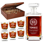 Zestaw karafka i szkalnki w drewnianej skrzynce GRAWER na prezent na 50 URODZINY