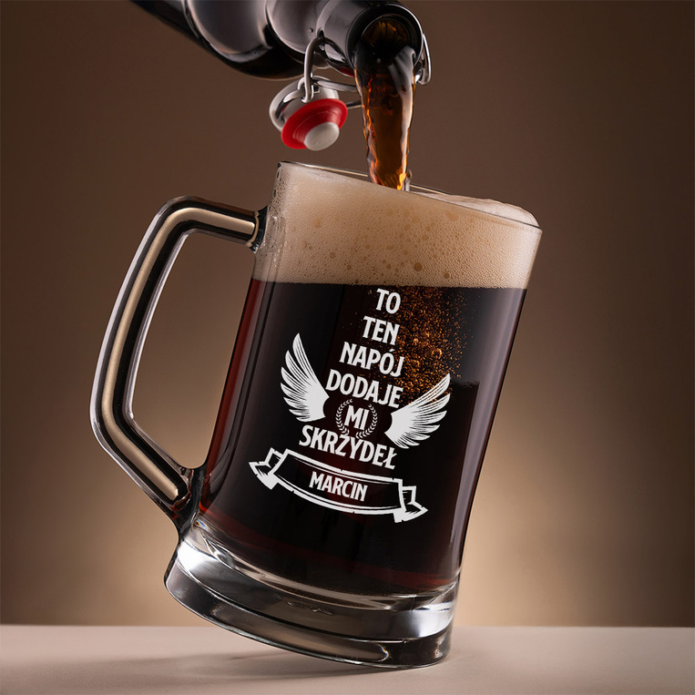 Kufel z grawerem TEN NAPÓJ DODAJE SKRZYDEŁ na prezent