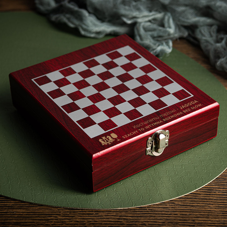 Personalizowany zestaw do wina z szachami OD ŻONY DLA MĘŻA