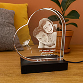 Kryształowa statuetka serce 3D z grawerem pary na podstawce LED – ekskluzywny prezent ślubny