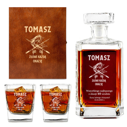 Karafka prosta w zestawie z 2 szklankami i drewnianej skrzynce GRAWER DLA WĘDKARZA