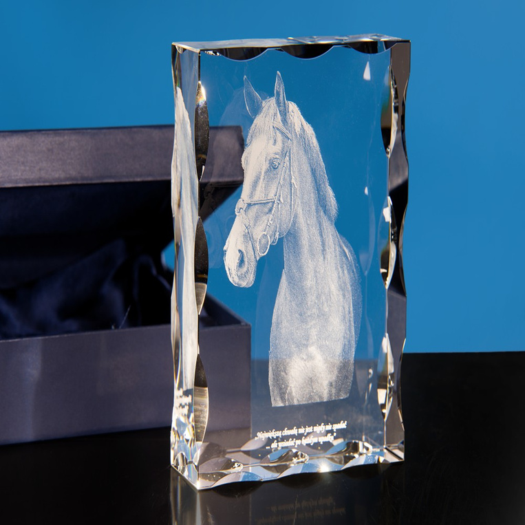 Prezent dla miłośnika koni - zdjęcie 3D konia wygrawerowane wewnątrz szklanej statuetki
