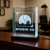 Fotolampka 3D z grawerem logo – elegancka statuetka do aranżacji recepcji firmowej