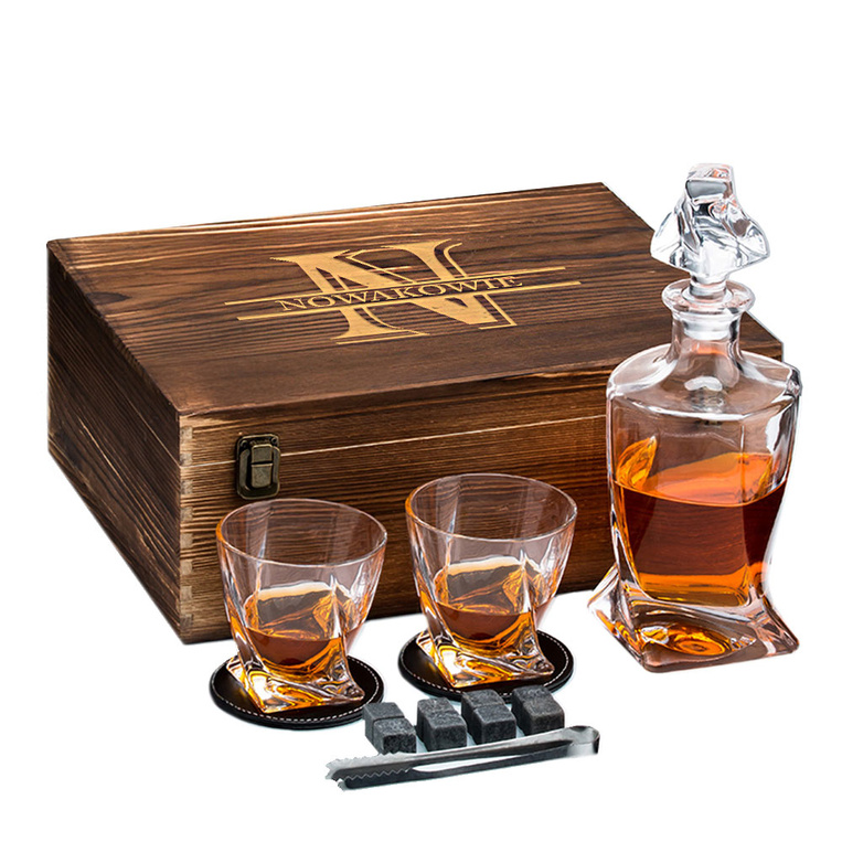 Zestaw do whisky Twist z monogramem – karafka, szklanki i kamienie NA ROCZNICĘ