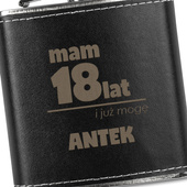 Piersiówka w skórze z grawerem z okazji 18 URODZIN