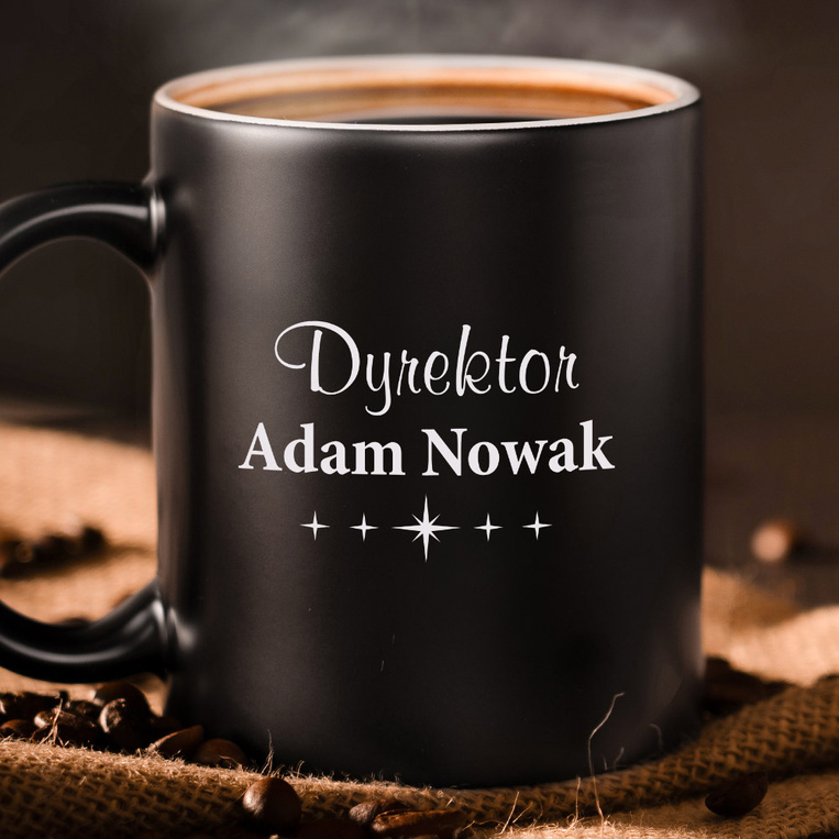 Czarny kubek z grawerem dla Dyrektora – personalizowany tekst