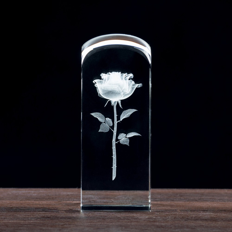 Róża 3D Wygrawerowana wewnątrz statuetki - PREZENT DLA NIEJ
