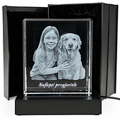 Fotokryształ 3D z grawerunkiem dziecka i pieska – pamiątka z podstawką LED