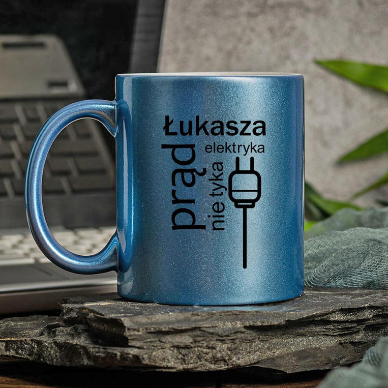 Kubek ceramiczny z personalizowanym nadrukiem ELEKTRYKA PRĄD NIE TYKA + IMIĘ