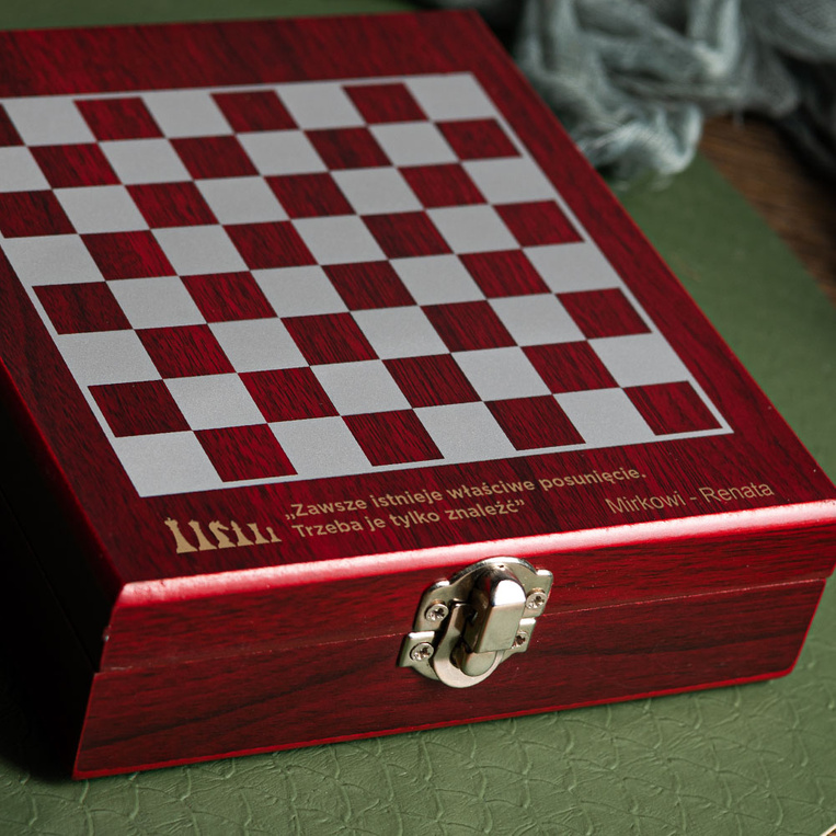 Zestaw do wina z szachami DLA MĘŻA CHŁOPAKA personalizowany grawer
