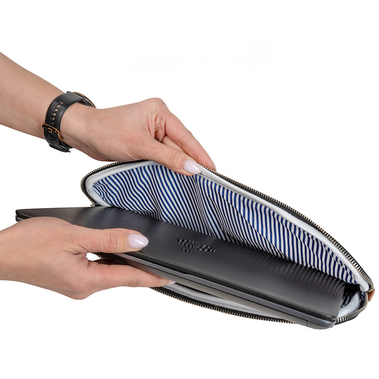 Skórzane etui do laptopa 13 cali wygrawerowany MONOGRAM I IMIĘ