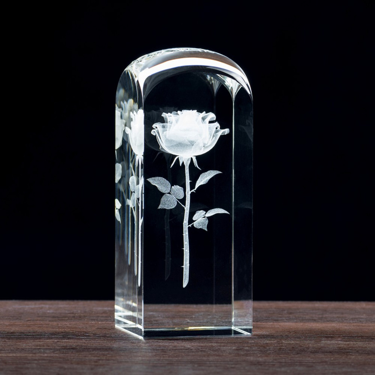 Róża 3D Wygrawerowana wewnątrz statuetki - PREZENT DLA NIEJ