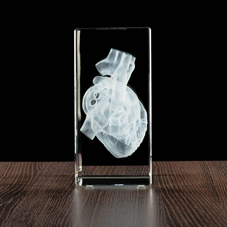 Szklana fotolampka LED z grawerunkiem 3D serca – statuetka 150×200×100 mm