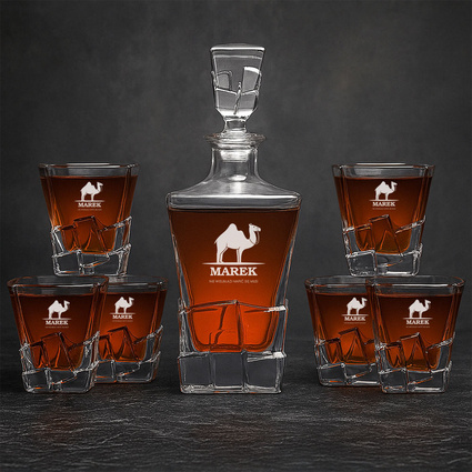 Karafka i 6 szklanek – prezent z humorem "NIE WIELBŁĄD NAPIĆ SIĘ MUSI"