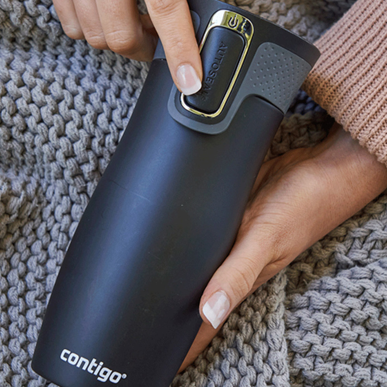 Grawerowany granatowy kubek termiczny Contigo West Loop – upominek firmowy