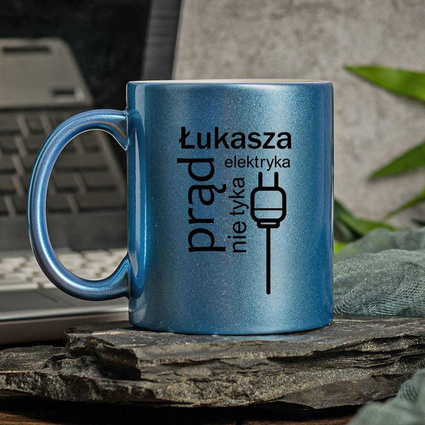 Kubek ceramiczny z personalizowanym nadrukiem ELEKTRYKA PRĄD NIE TYKA + IMIĘ