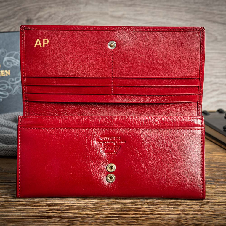 Wiśniowy Portfel Wittchen z Złotymi Inicjałami - Ekskluzywny Prezent