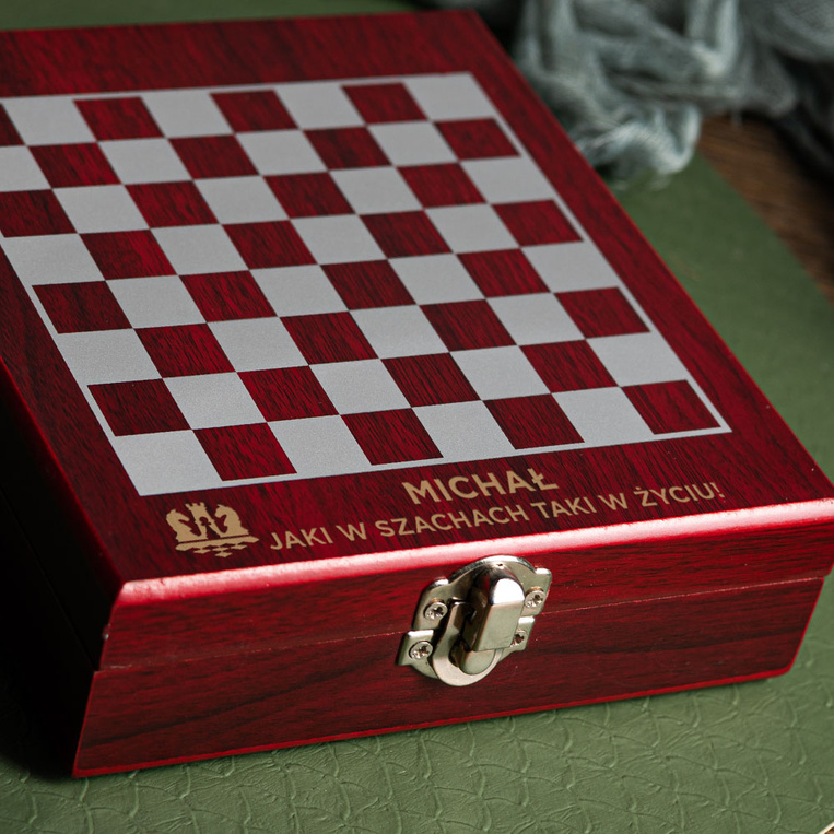 Zestaw do wina z szachami z grawerem JAKI W SZACHACH TAKI W ŻYCIU + IMIĘ