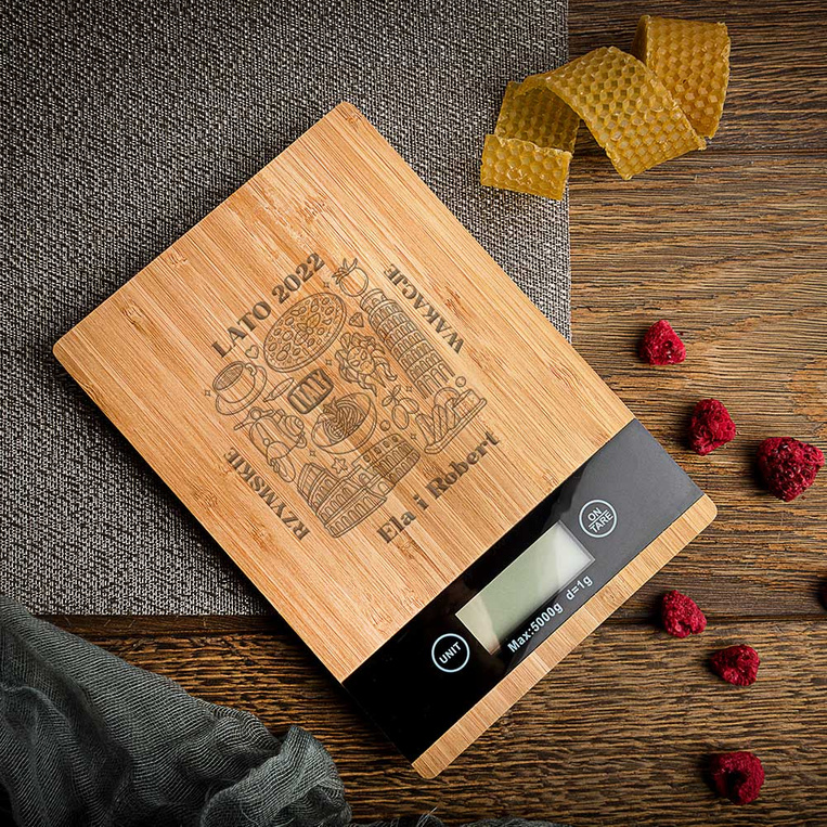 Waga kuchenna prostokątna z grawerem PREZENT DLA PODRÓŻNIKA