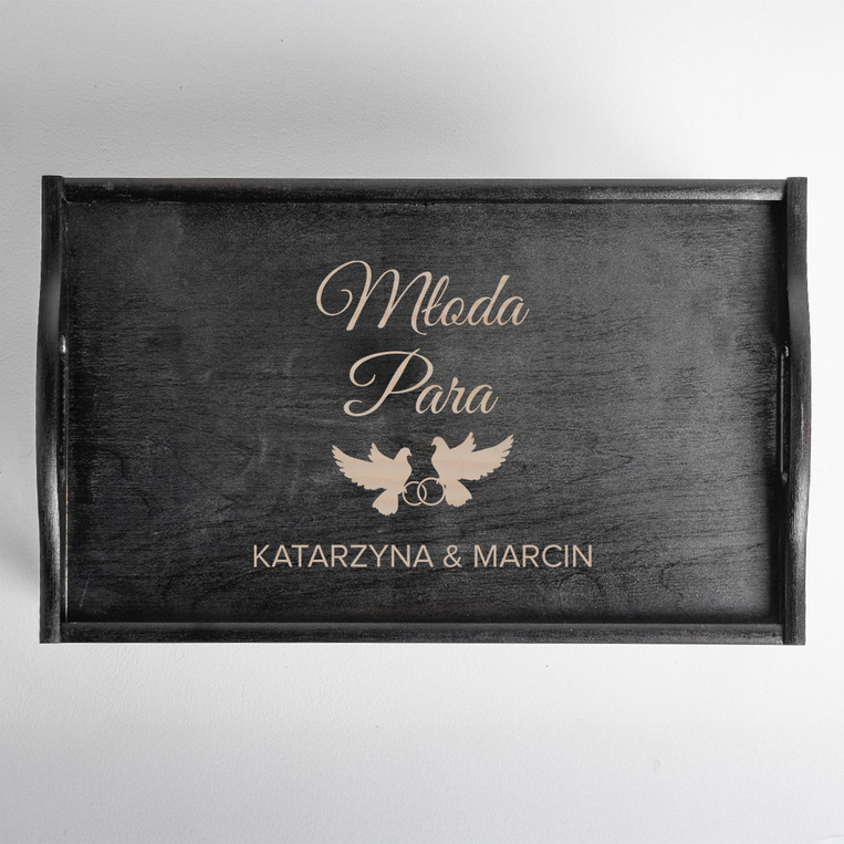 Czarny stolik śniadaniowy z grawerem dla Młodej Pary