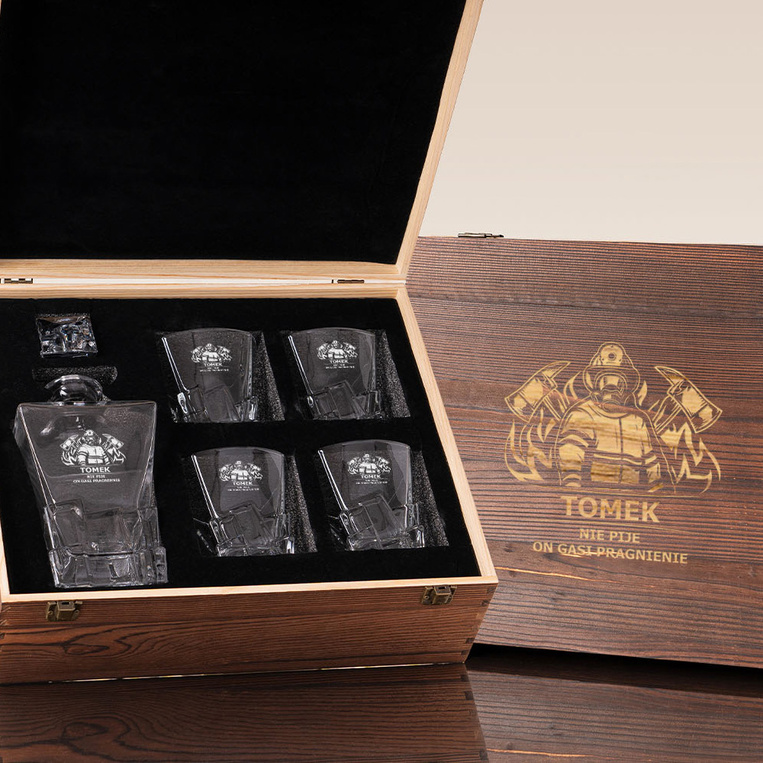 Zestaw do whisky DLA STRAŻAKA z humorem – „ON GASI PRAGNIENIE”