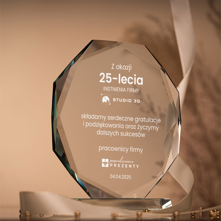 Szklana statuetka z grawerem na 25-lecie firmy – prezent biznesowy