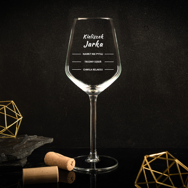 Kieliszek do wina białego ze skalą NA TRUDNY DZIEŃ na prezent DLA NIEGO