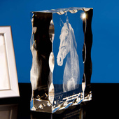 Szklana statuetka z koniem 3D – podświetlany fotokryształ z dedykacją