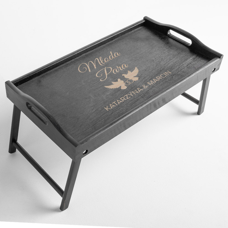 Czarny stolik śniadaniowy z grawerem dla Młodej Pary