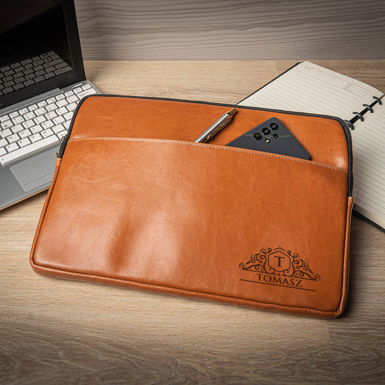 Skórzane etui do laptopa 13 cali GRAWEROWANY MONOGRAM na prezent