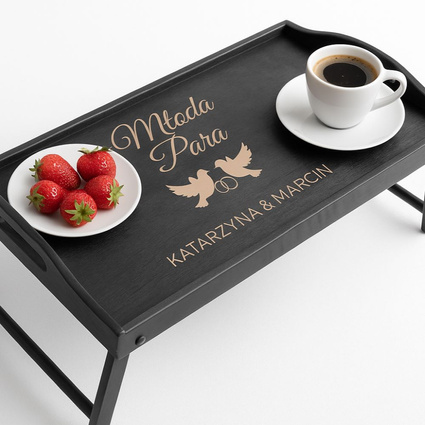 Czarny stolik śniadaniowy z grawerem dla Młodej Pary