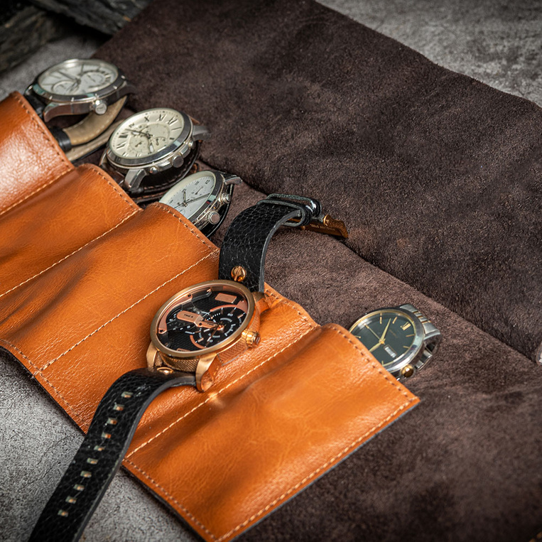 Skórzane etui na zegarki TŁOCZONE SREBRNE INICJAŁY. Prezent z klasą