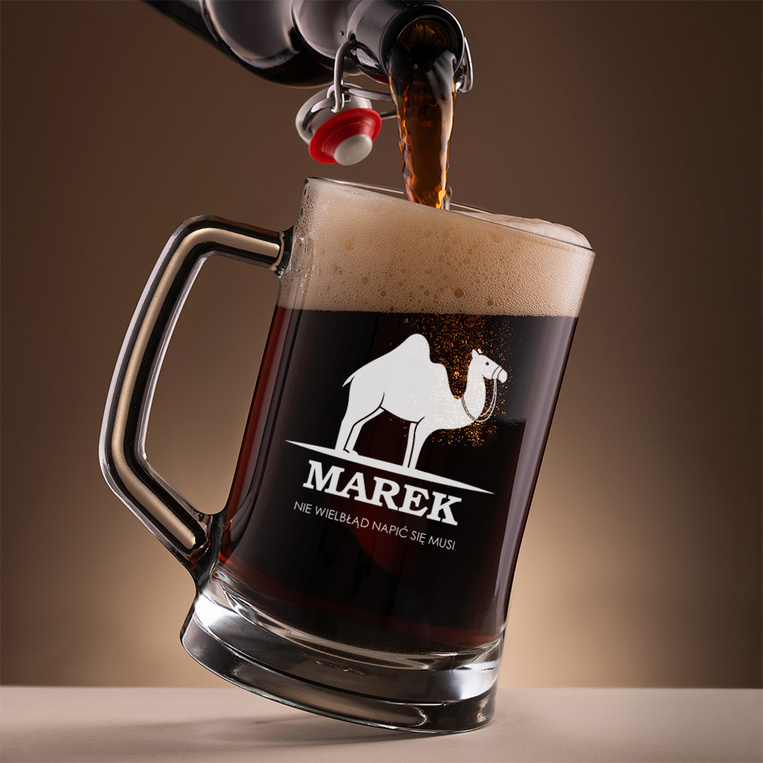 Kufel z żartobliwym grawerem – NIE WIELBŁĄD NAPIĆ SIĘ MUSI