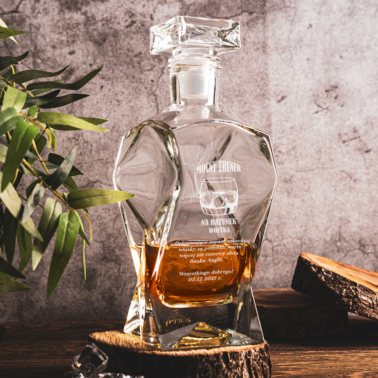 Karafka do whisky z grawerem MOCNY TRUNEK NA RATUNEK + IMIĘ