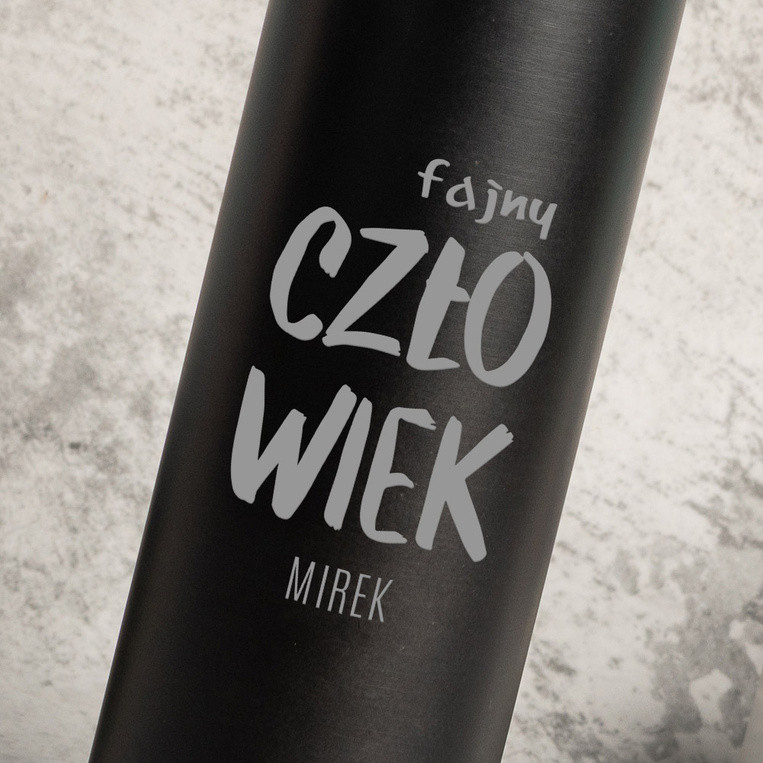 Prezent - czarna butelka termiczna z grawerem DLA FAJNEGO CZŁOWIEKA