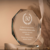 Grawerowana statuetka – prezent na 50. urodziny od przyjaciół, rodziny