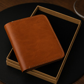 Portfel SLIM brązowy ze srebrnymi inicjałami – PREZENT DLA CHŁOPAKA, BRATA