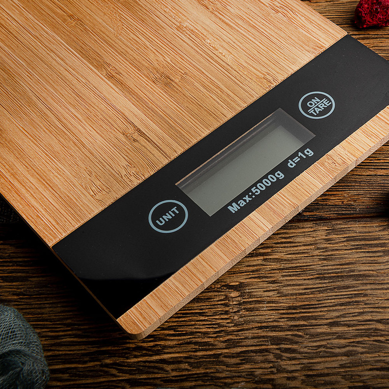 Bambusowa waga kuchenna z grawerem MISTRZ PIZZY + IMIĘ