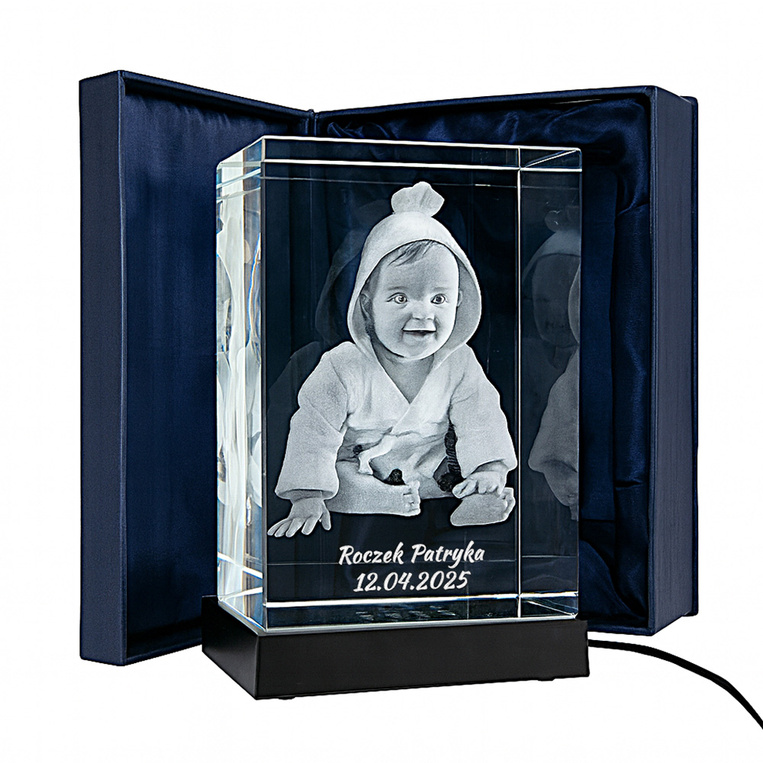 Fotokryształ 3D z grawerunkiem dziecka – duża statuetka z podstawką LED