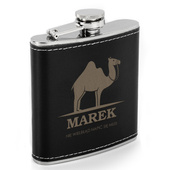 Piersiówka z grawerem IMIĘ + NIE WIELBŁĄD NAPIĆ SIĘ MUSI