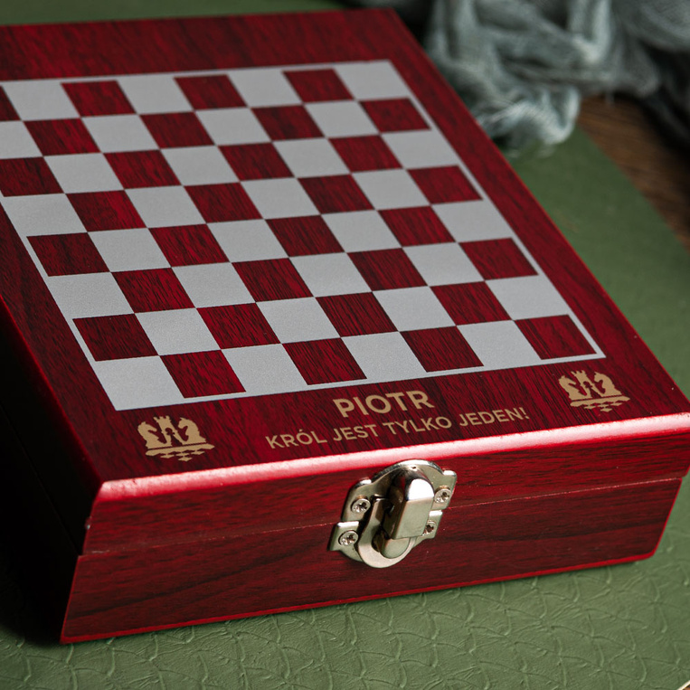 Zestaw do wina z szachami z grawerem KRÓL JEST TYLKO JEDEN + IMIĘ
